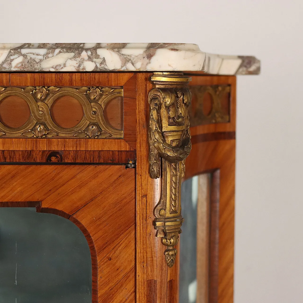 Neoclassical bois de rose display cabinet with marble top, early 1900s 5