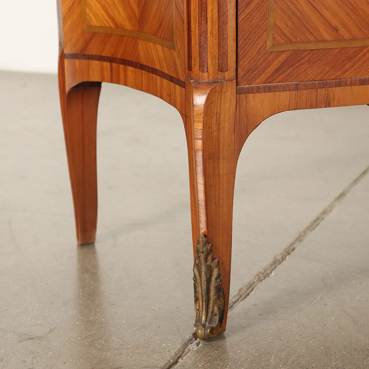 Neoclassical bois de rose display cabinet with marble top, early 1900s 10
