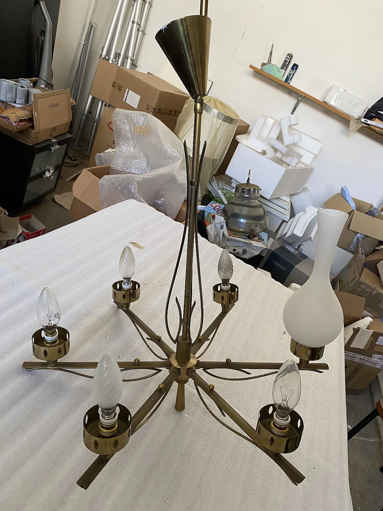 Lampadario ottone e opalina, bianco e oro, anni '50 1
