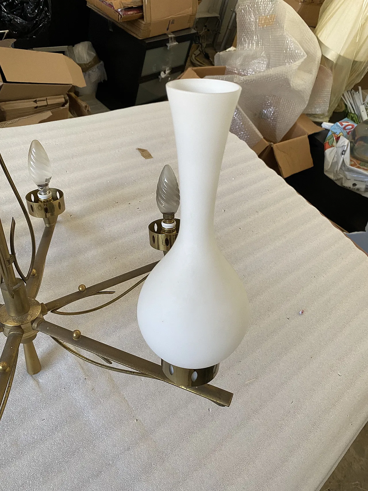 Lampadario ottone e opalina, bianco e oro, anni '50 2