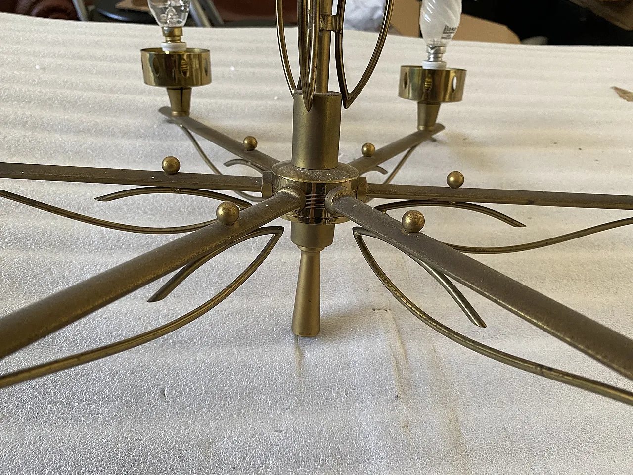 Lampadario ottone e opalina, bianco e oro, anni '50 3