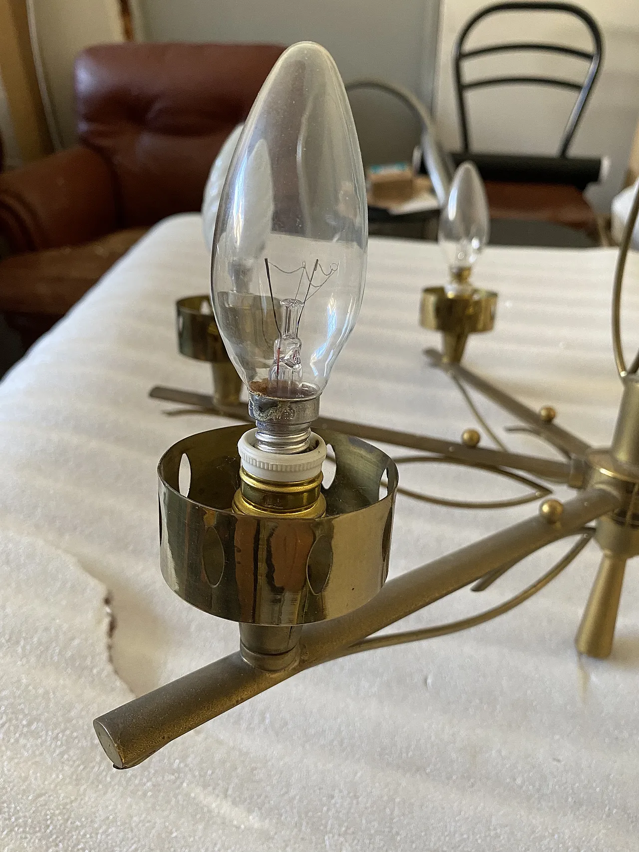 Lampadario ottone e opalina, bianco e oro, anni '50 4