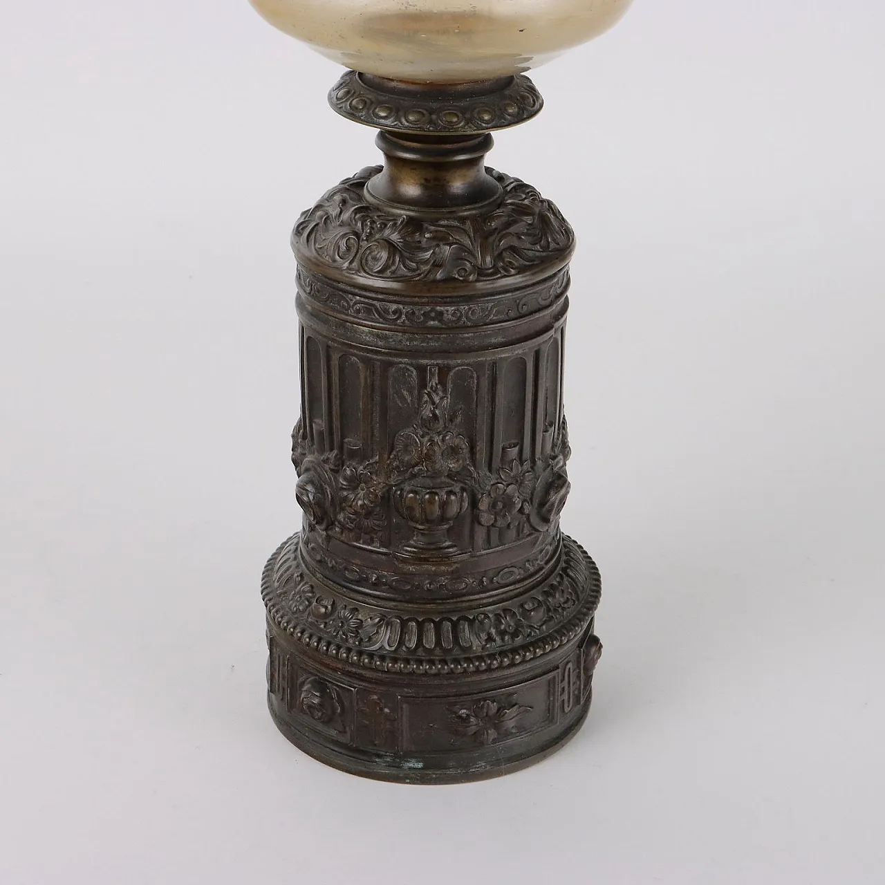 Embossed bronze sheet oil lamp with relief decoration by R. Ditmar Wien, late 19th century 3