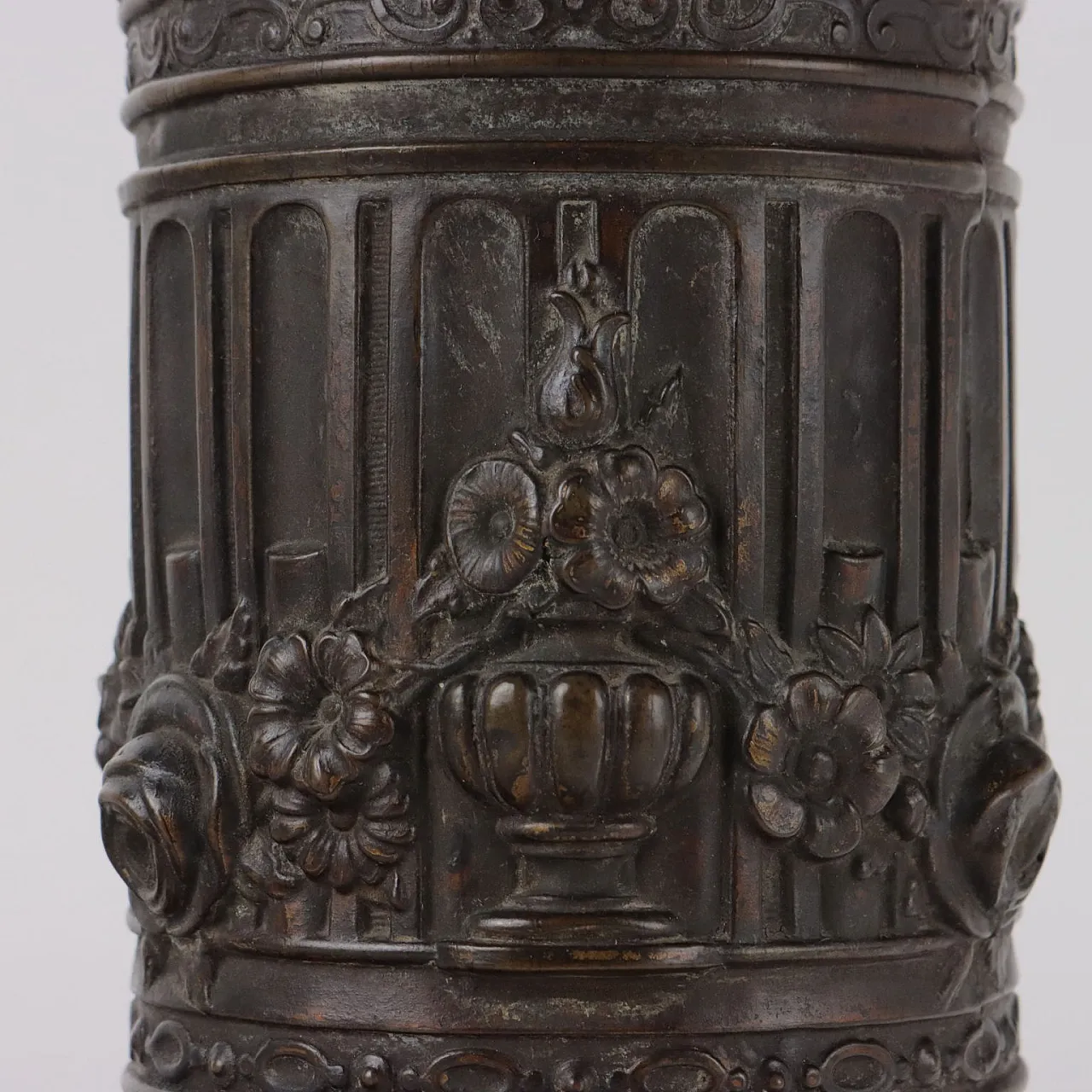Embossed bronze sheet oil lamp with relief decoration by R. Ditmar Wien, late 19th century 4