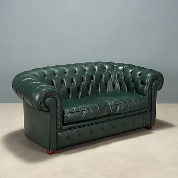 Divano Chesterfield a due posti in pelle verde, metà '900