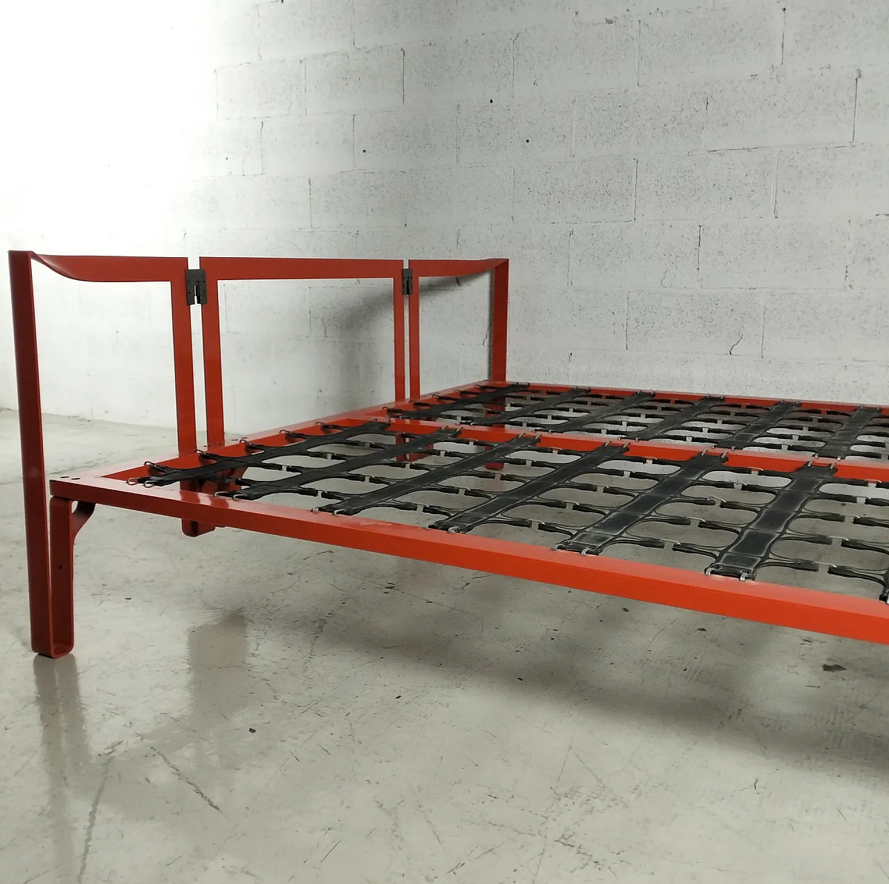 Vanessa red metal double bed by Tobia Scarpa for Gavina, 70s 2
