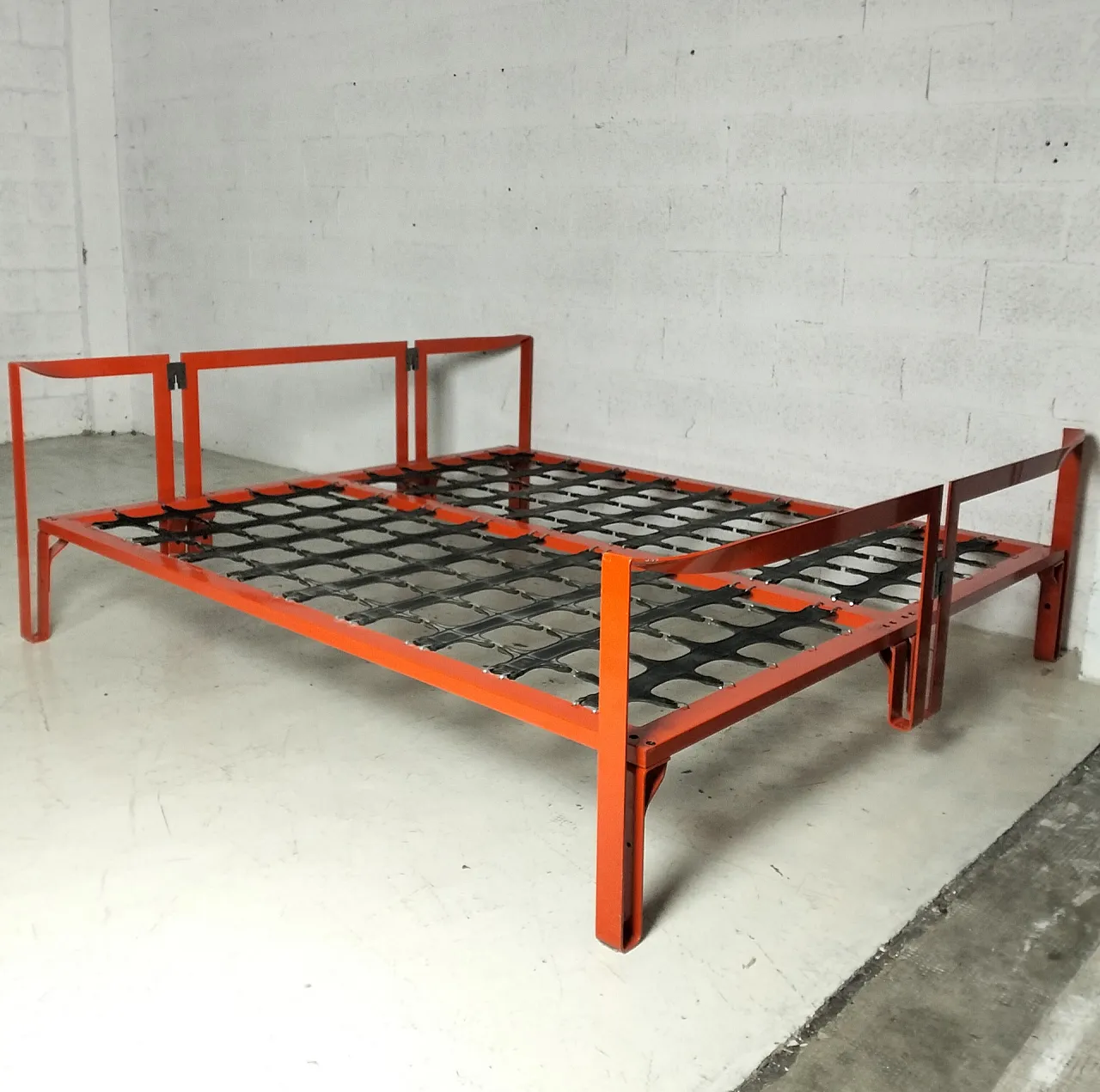 Vanessa red metal double bed by Tobia Scarpa for Gavina, 70s 4