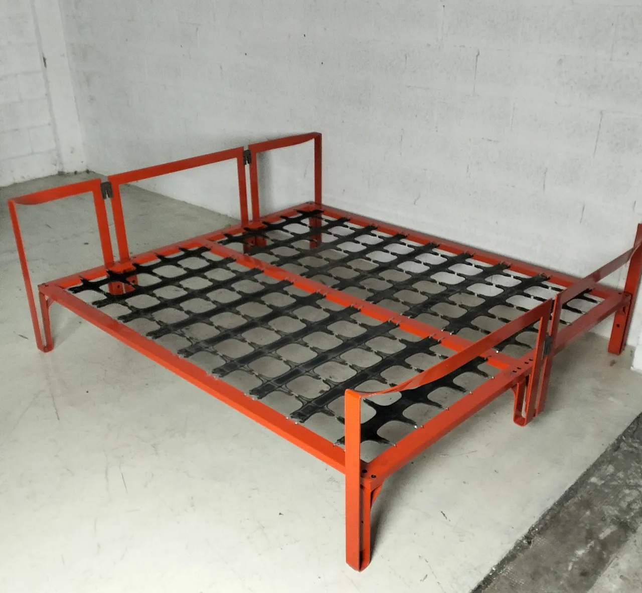 Vanessa red metal double bed by Tobia Scarpa for Gavina, 70s 6