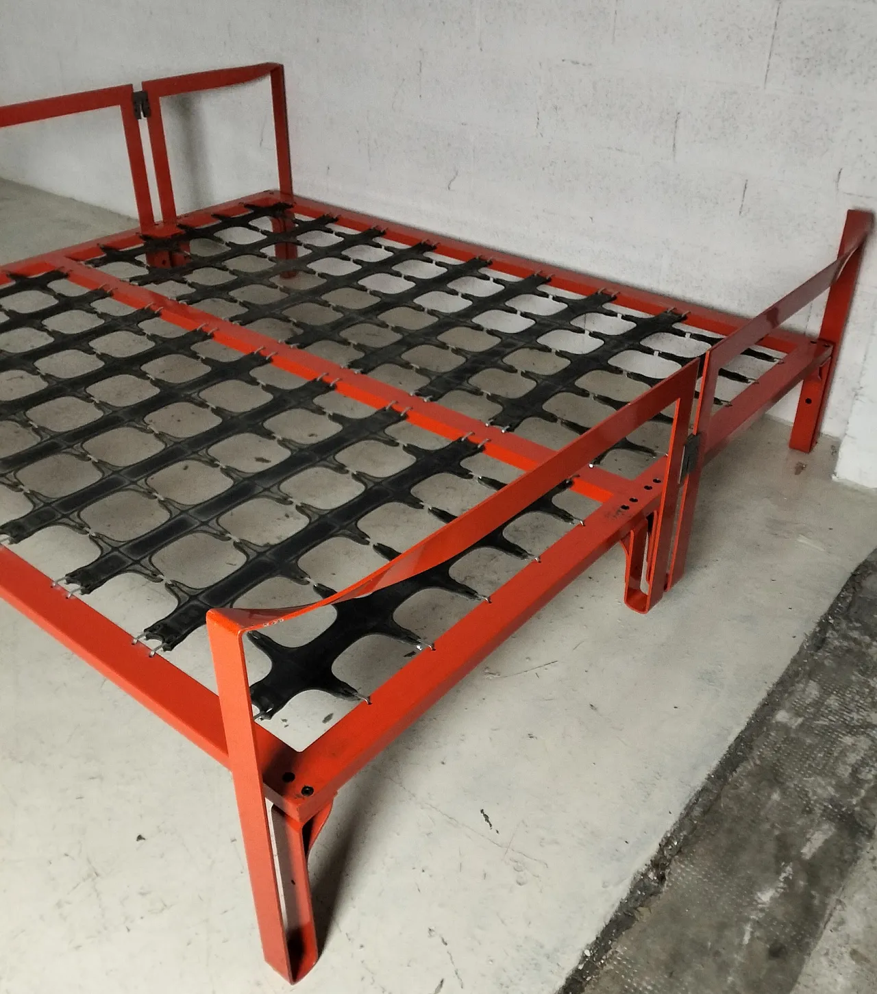 Vanessa red metal double bed by Tobia Scarpa for Gavina, 70s 7