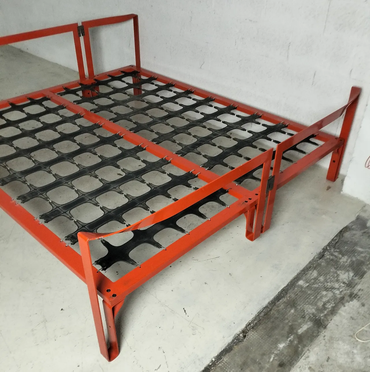 Vanessa red metal double bed by Tobia Scarpa for Gavina, 70s 8