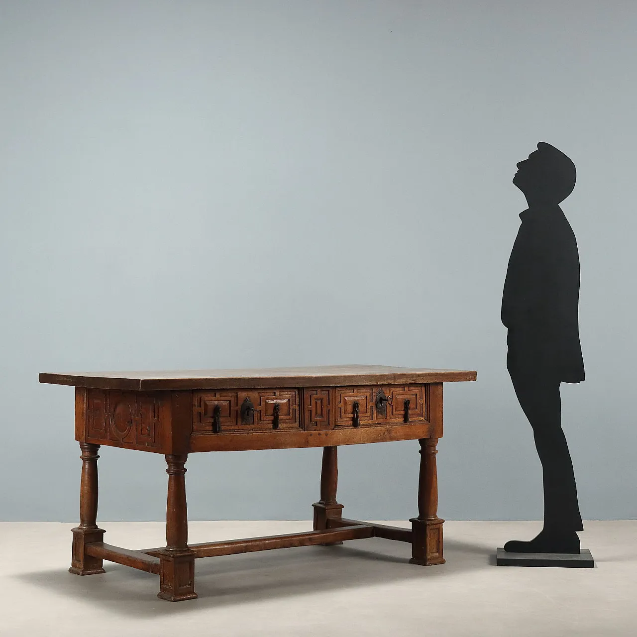 Tavolo in noce con cassetti, '600 2