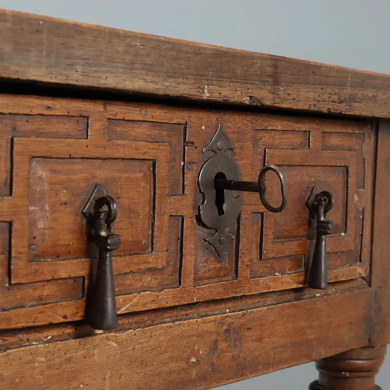 Tavolo in noce con cassetti, '600 3