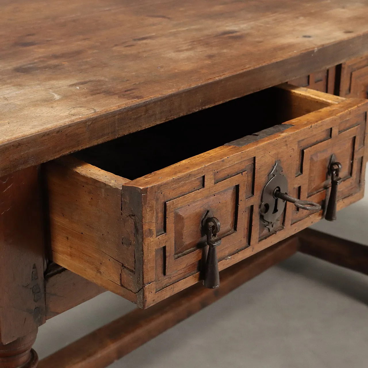 Tavolo in noce con cassetti, '600 4