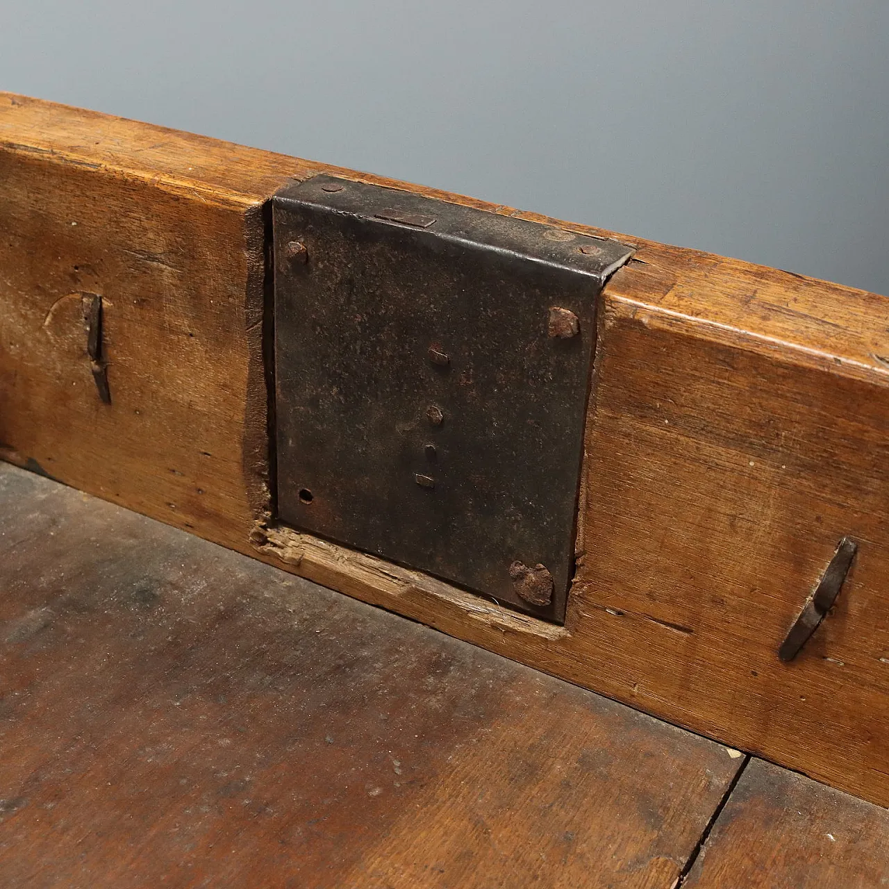 Tavolo in noce con cassetti, '600 5