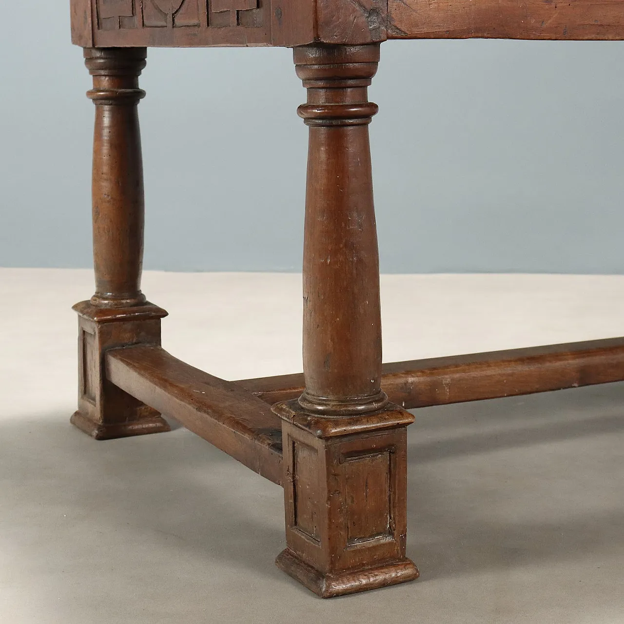 Tavolo in noce con cassetti, '600 7