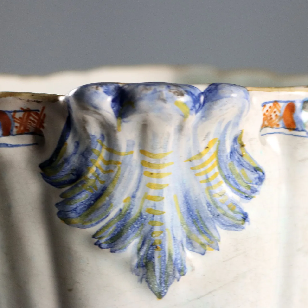 Affresco in maiolica dipinta con elementi in rilievo, '900 6