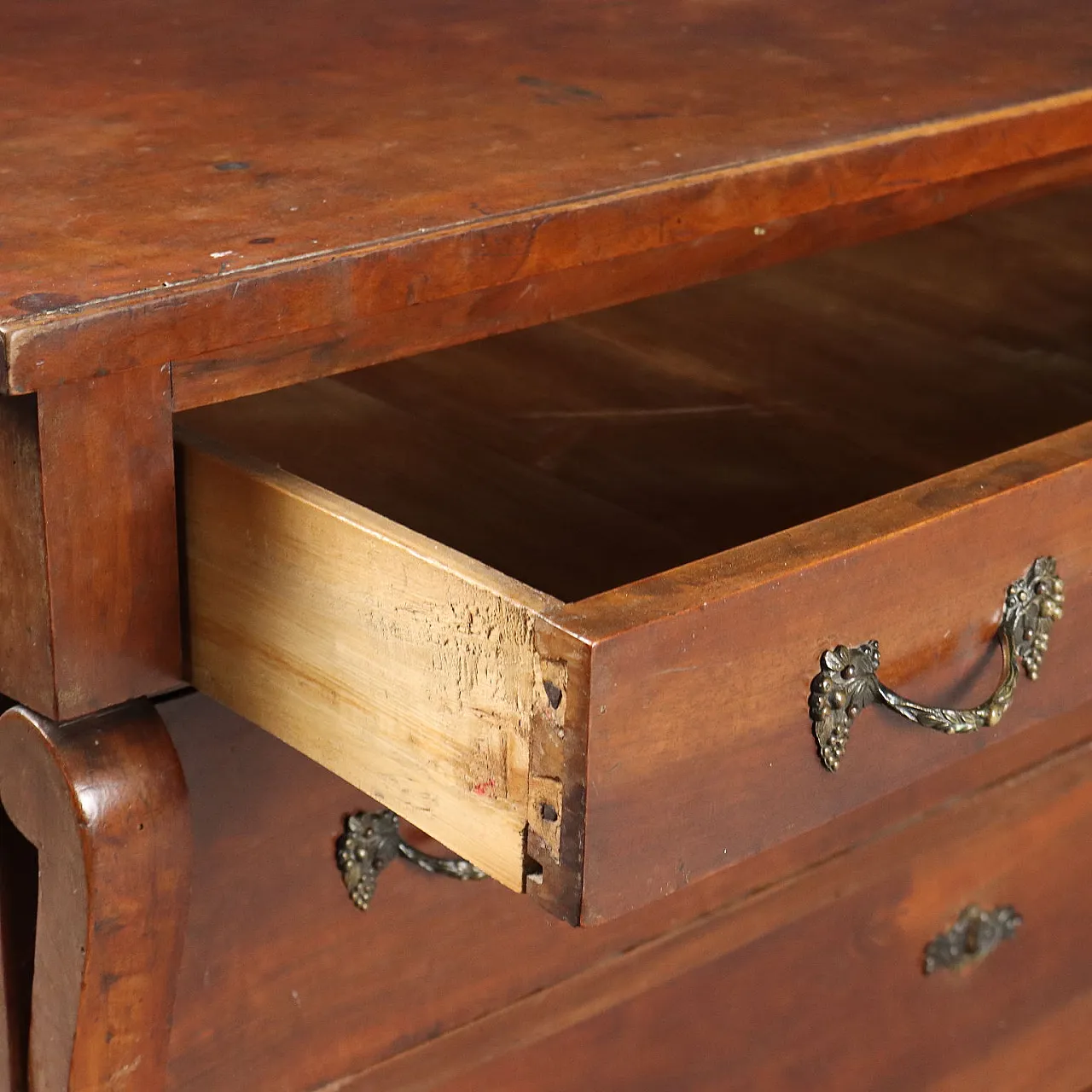 Chest of drawers in walnut with 3 drawers, 19th century 4