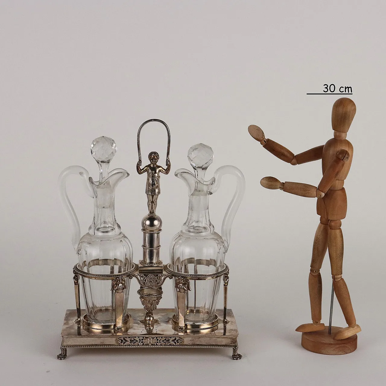 Acetoliera in argento sbalzato di S.J. Dupezard con ampolle in cristallo, primo quarto '800 2