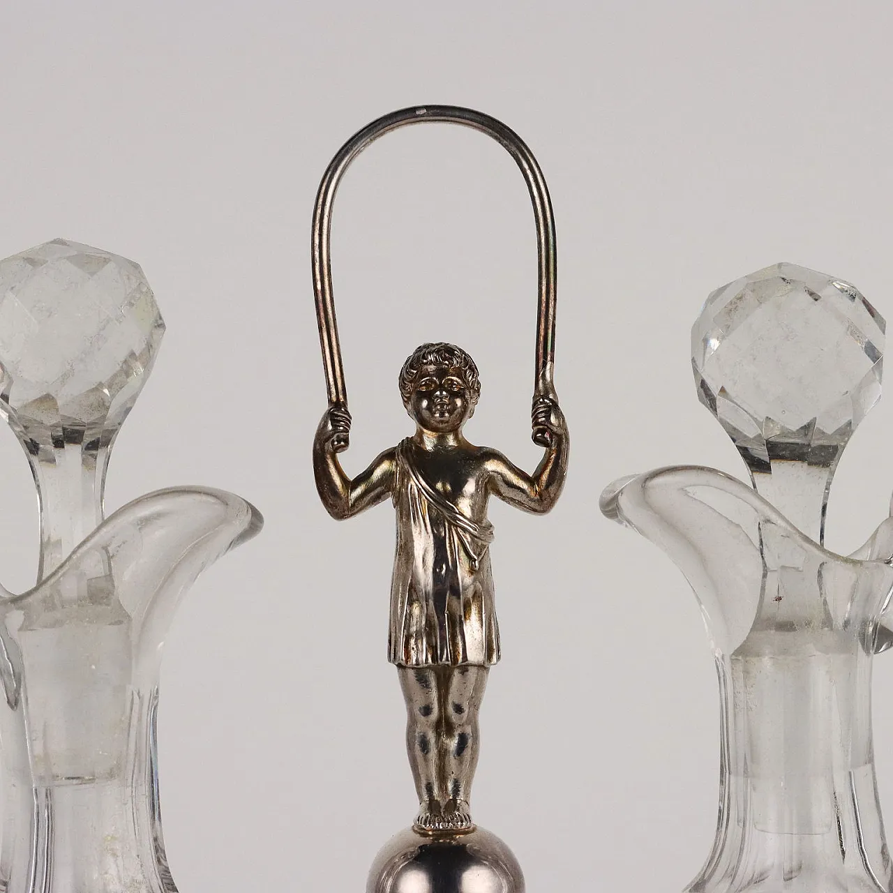 Acetoliera in argento sbalzato di S.J. Dupezard con ampolle in cristallo, primo quarto '800 3