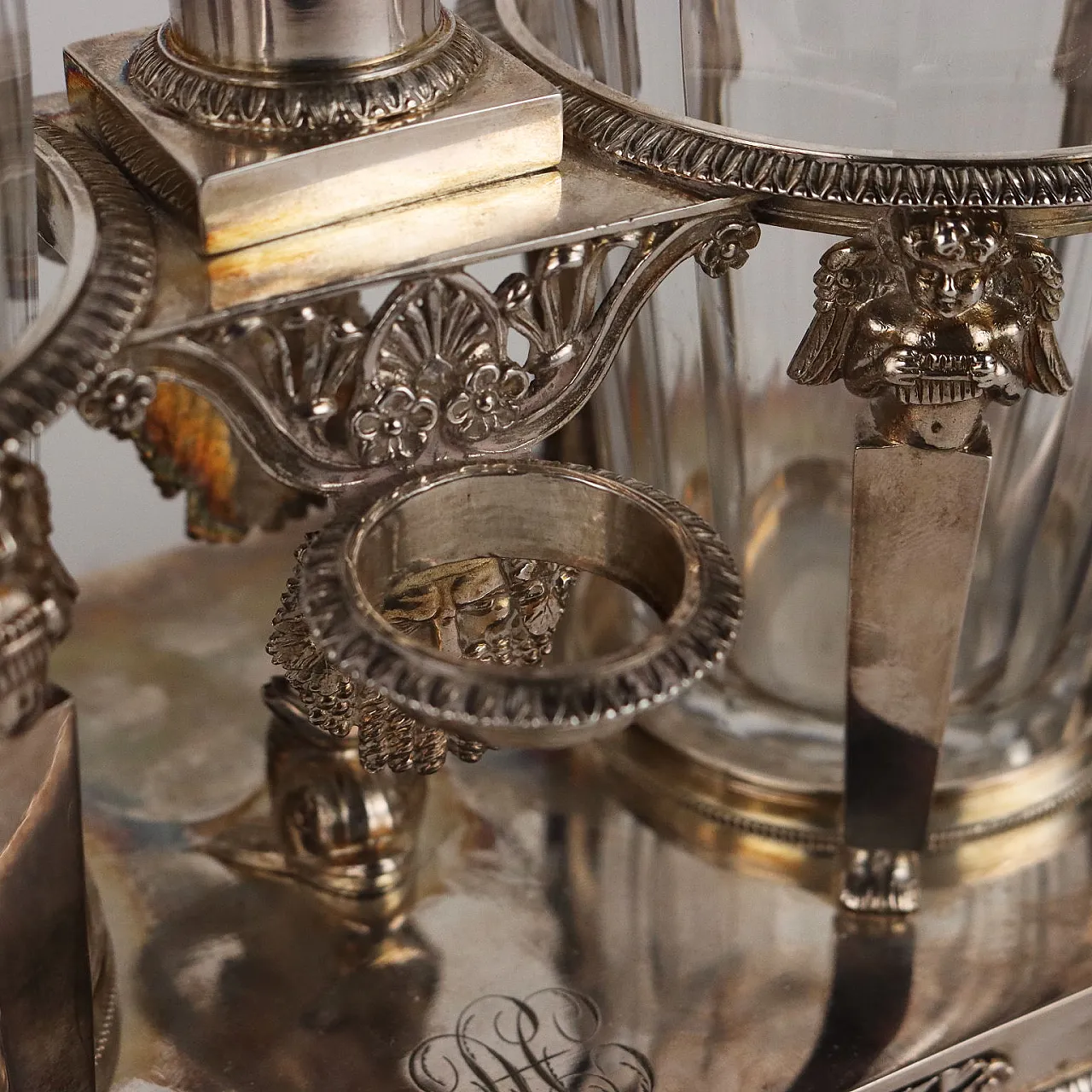 Acetoliera in argento sbalzato di S.J. Dupezard con ampolle in cristallo, primo quarto '800 6