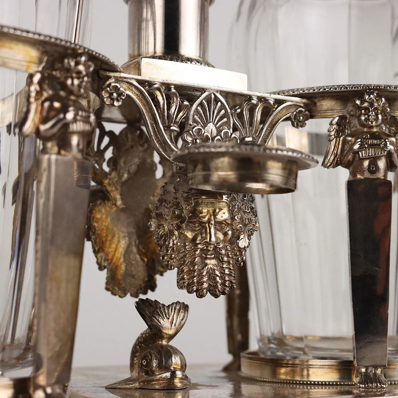 Acetoliera in argento sbalzato di S.J. Dupezard con ampolle in cristallo, primo quarto '800 7