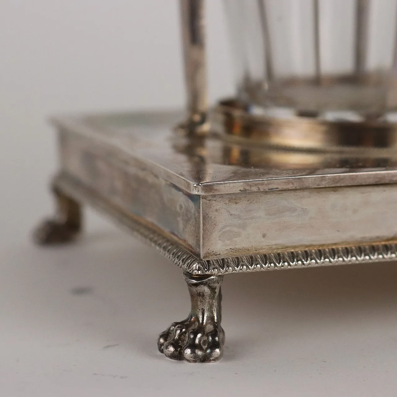 Acetoliera in argento sbalzato di S.J. Dupezard con ampolle in cristallo, primo quarto '800 9