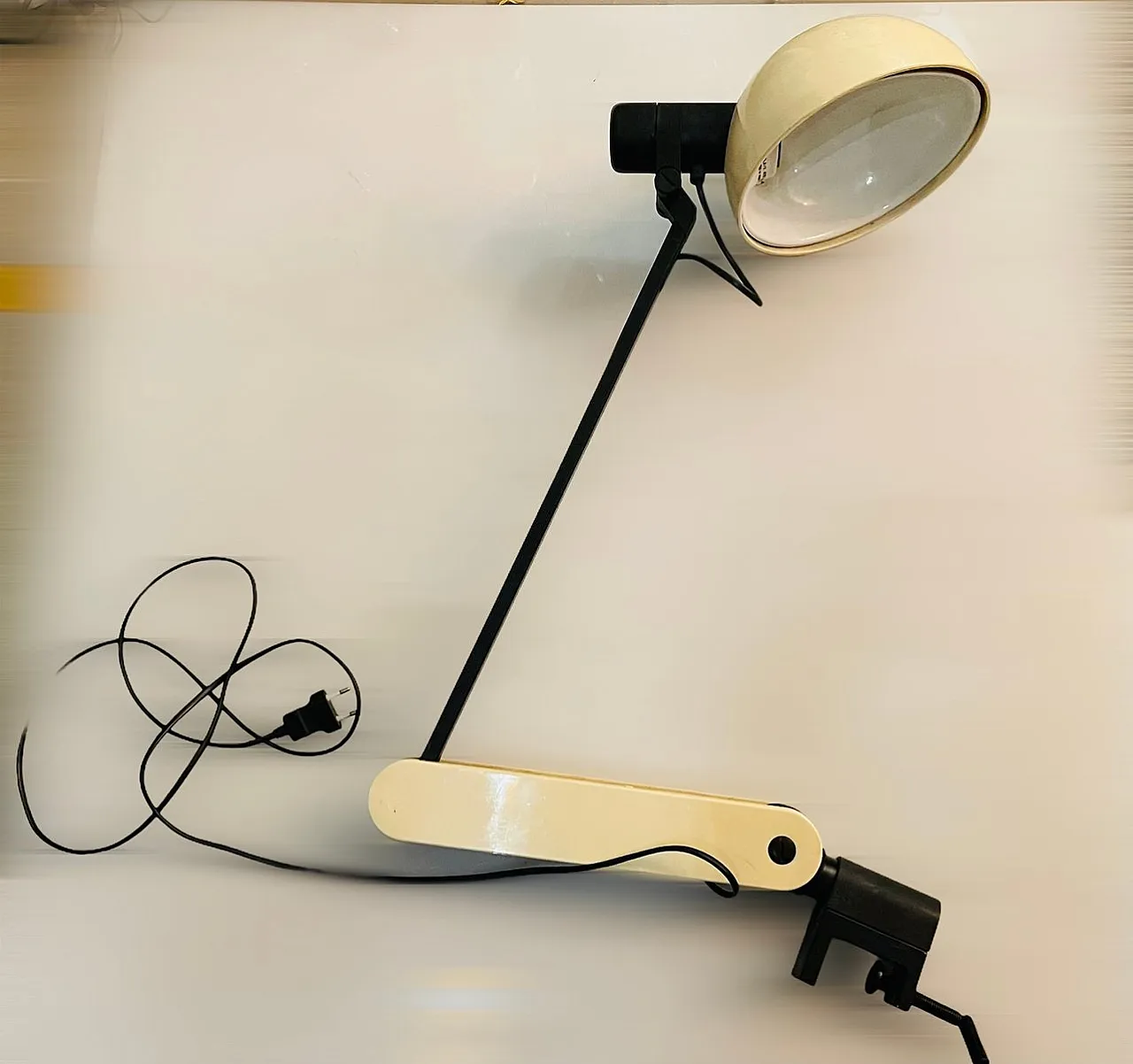 Mid-Century table lamp by Guzzini 1