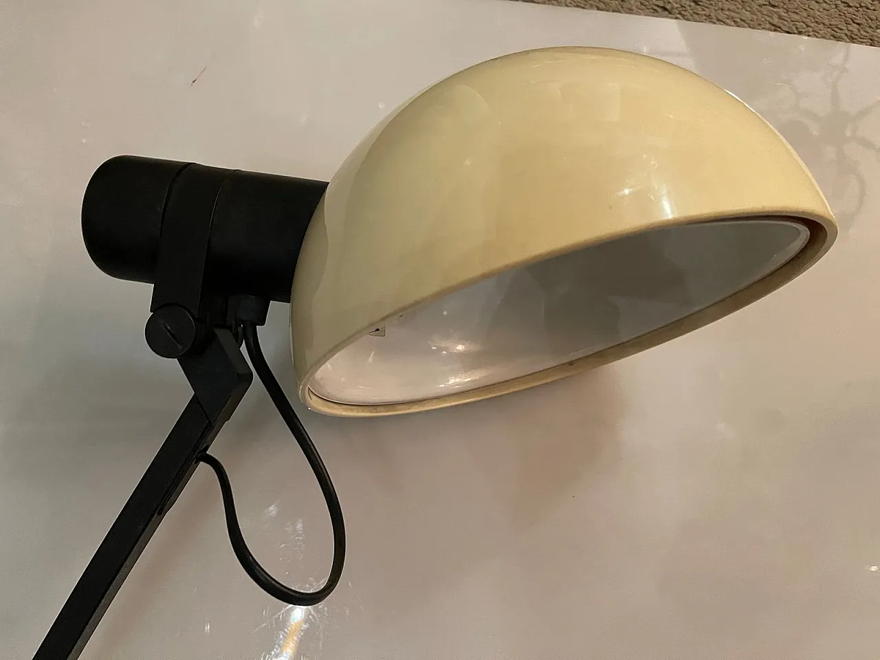 Mid-Century table lamp by Guzzini 3