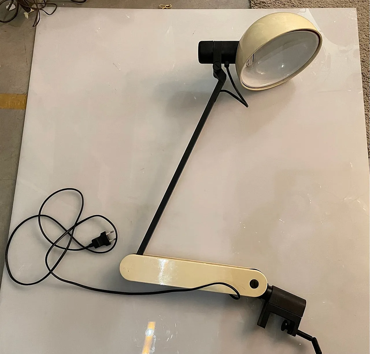 Mid-Century table lamp by Guzzini 4