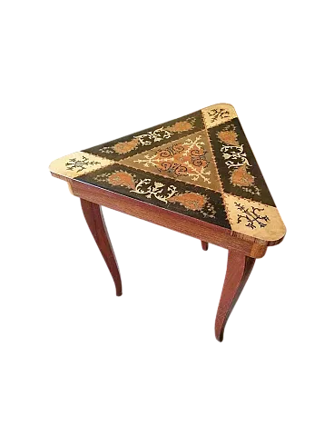 Tavolo per gioielli intarsiato a forma triangolare