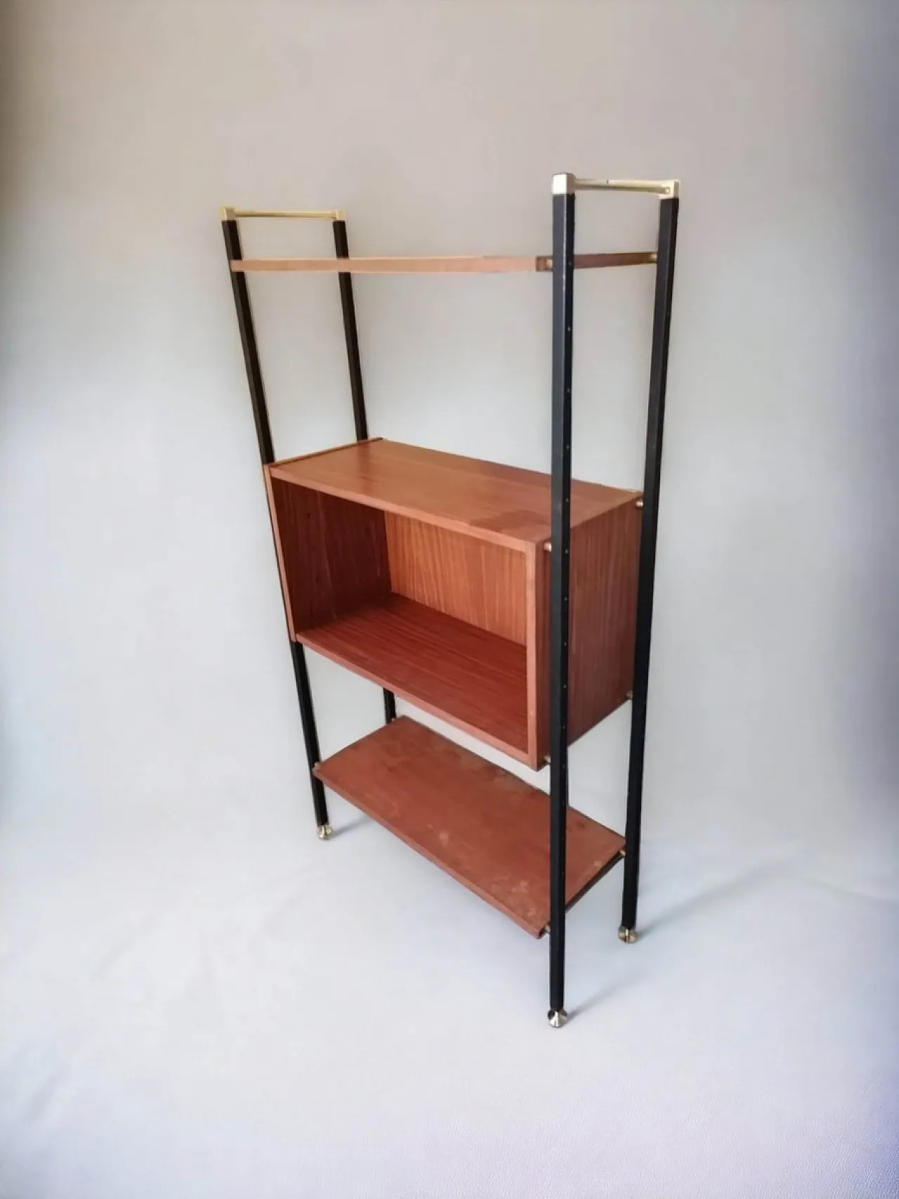 Libreria svedese con 2 ripiani e vano, anni '70 2