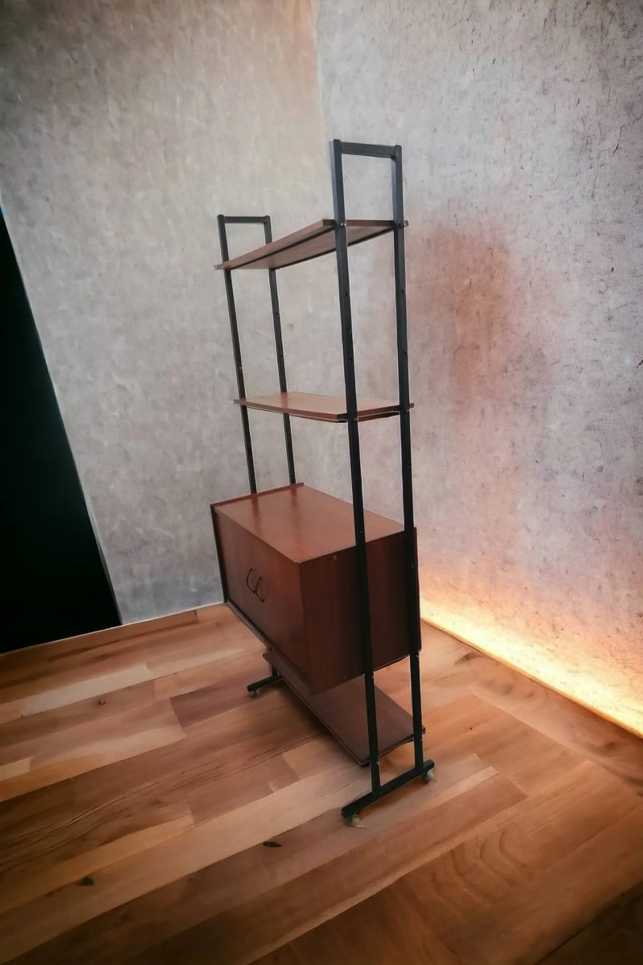 Libreria svedese con 3 ripiani e 2 ante, anni '70 2