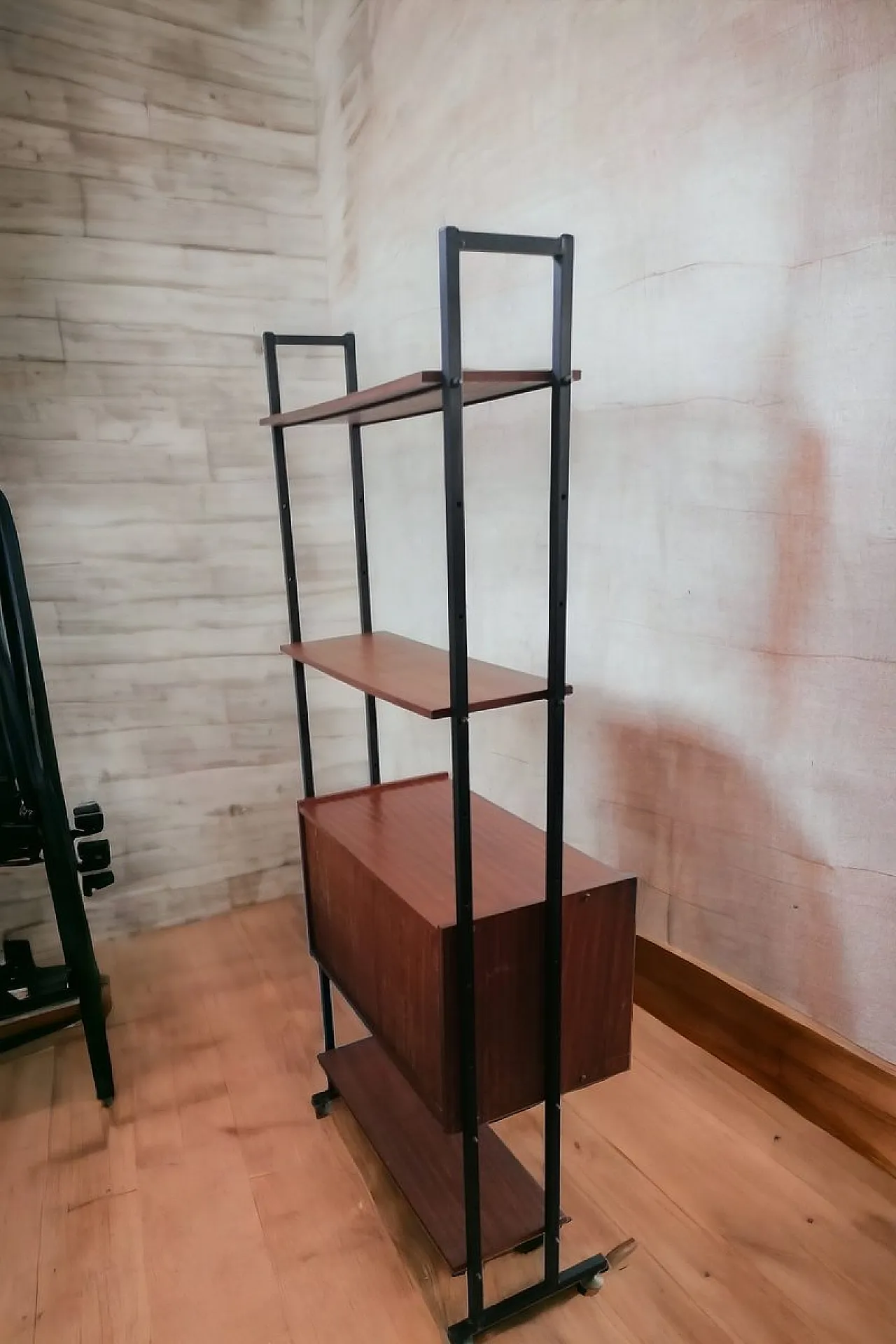 Libreria svedese con 3 ripiani e 2 ante, anni '70 4