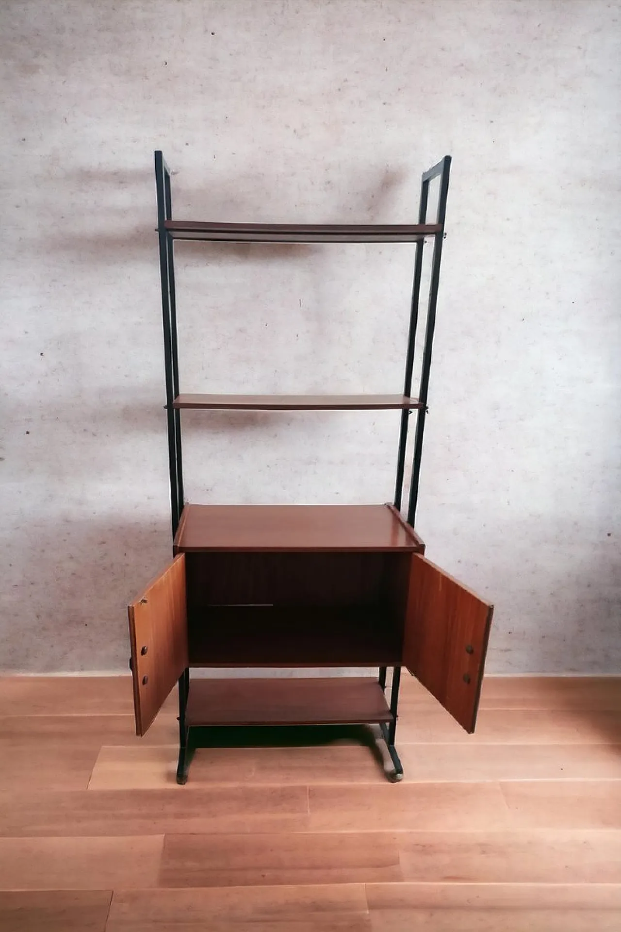 Libreria svedese con 3 ripiani e 2 ante, anni '70 5