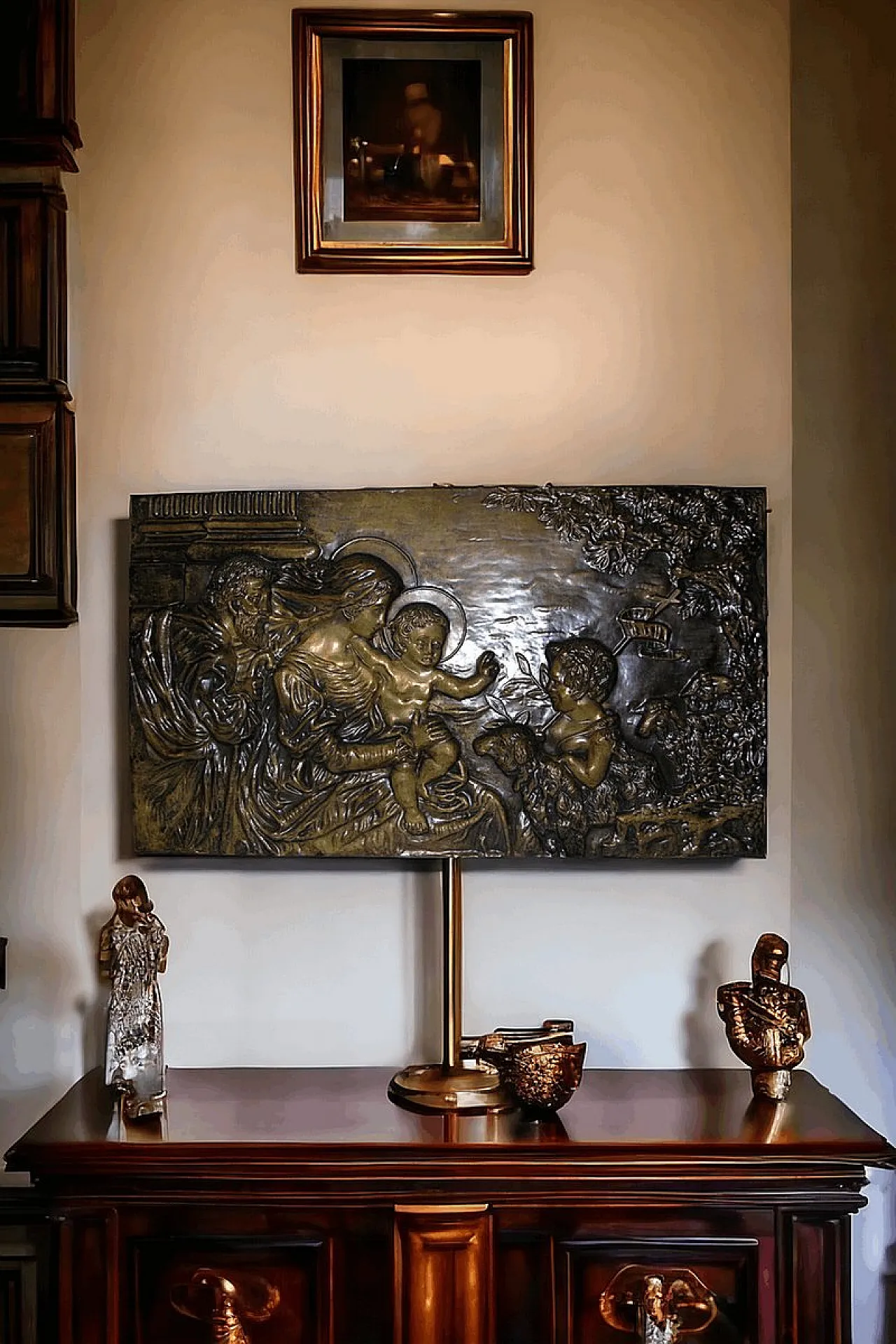 Piatto in ottone sbalzato con decoro Sacra Famiglia, primo '900 1