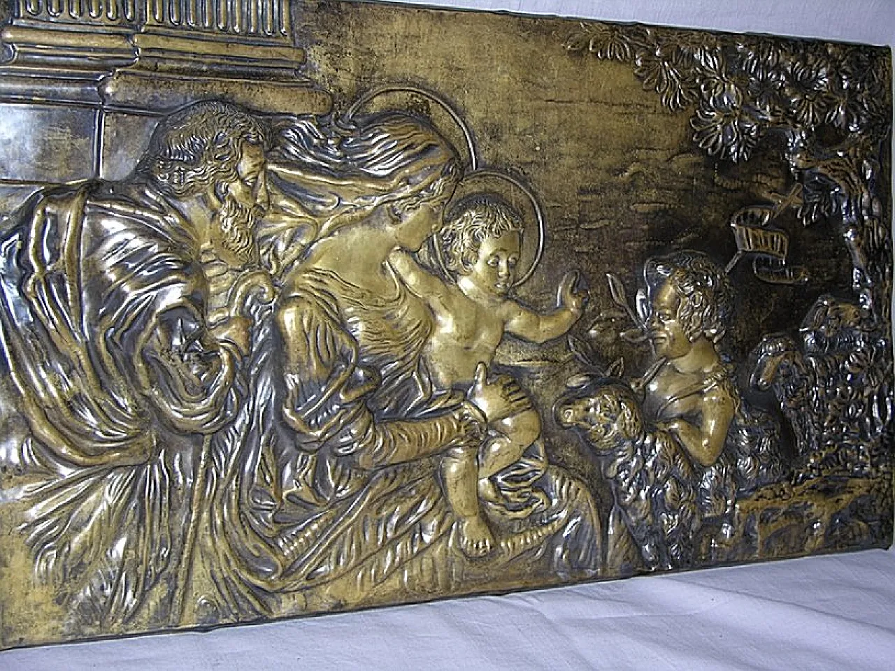 Piatto in ottone sbalzato con decoro Sacra Famiglia, primo '900 2