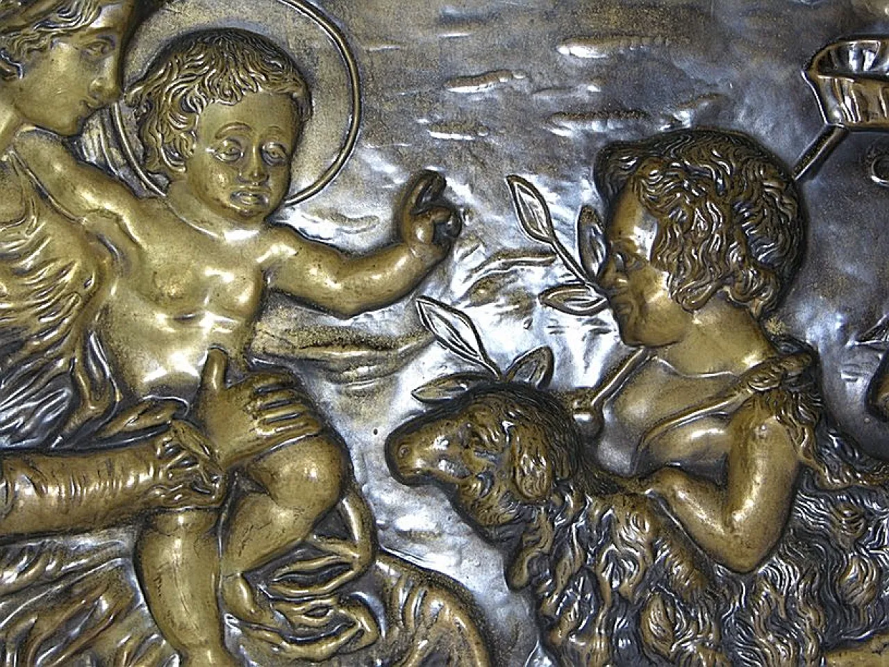 Piatto in ottone sbalzato con decoro Sacra Famiglia, primo '900 3
