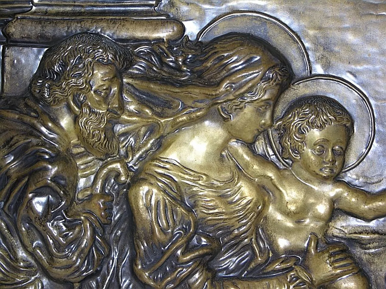 Piatto in ottone sbalzato con decoro Sacra Famiglia, primo '900 4