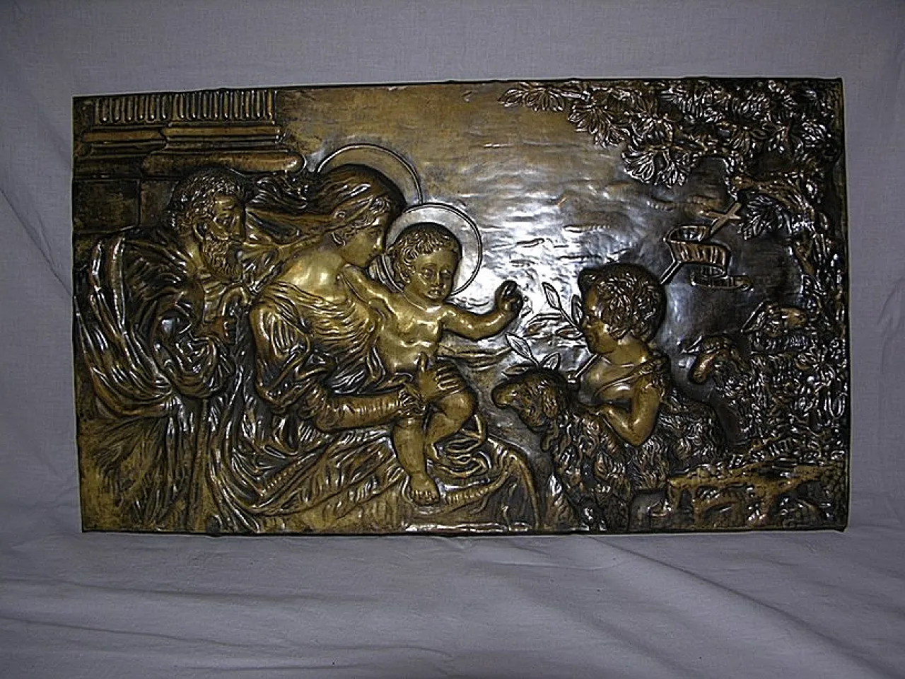 Piatto in ottone sbalzato con decoro Sacra Famiglia, primo '900 5