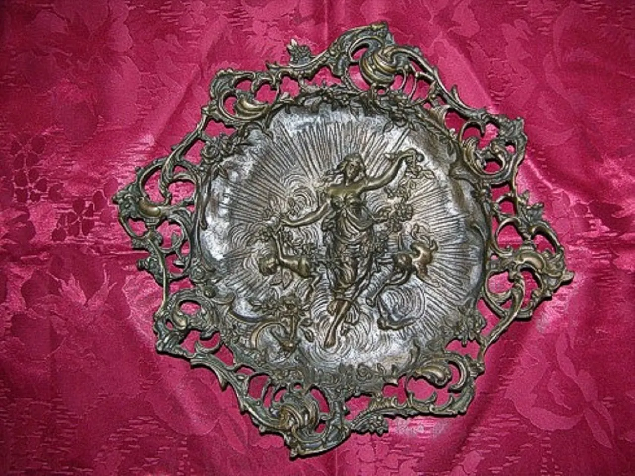 Piatto in bronzo cesellato sbalzato con primavera di Botticelli, '900 1