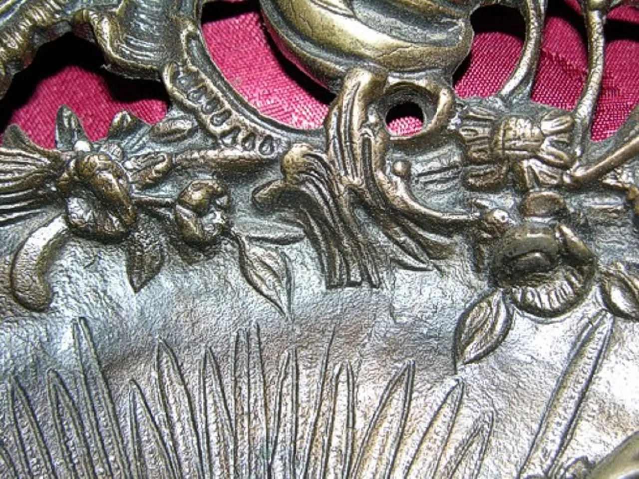 Piatto in bronzo cesellato sbalzato con primavera di Botticelli, '900 2