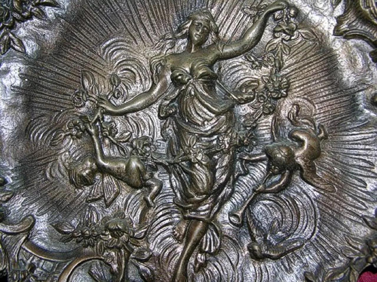 Piatto in bronzo cesellato sbalzato con primavera di Botticelli, '900 3