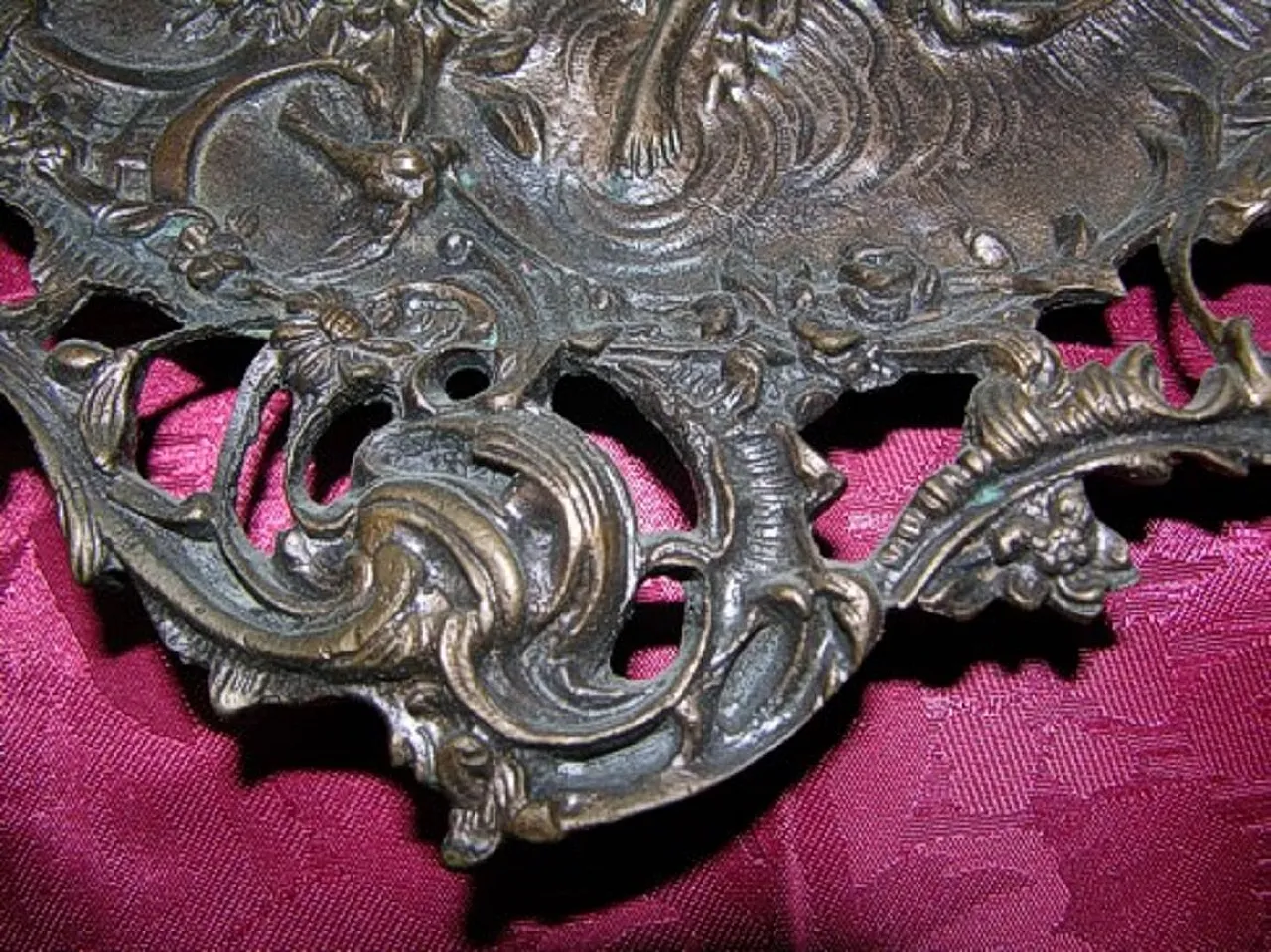 Piatto in bronzo cesellato sbalzato con primavera di Botticelli, '900 4