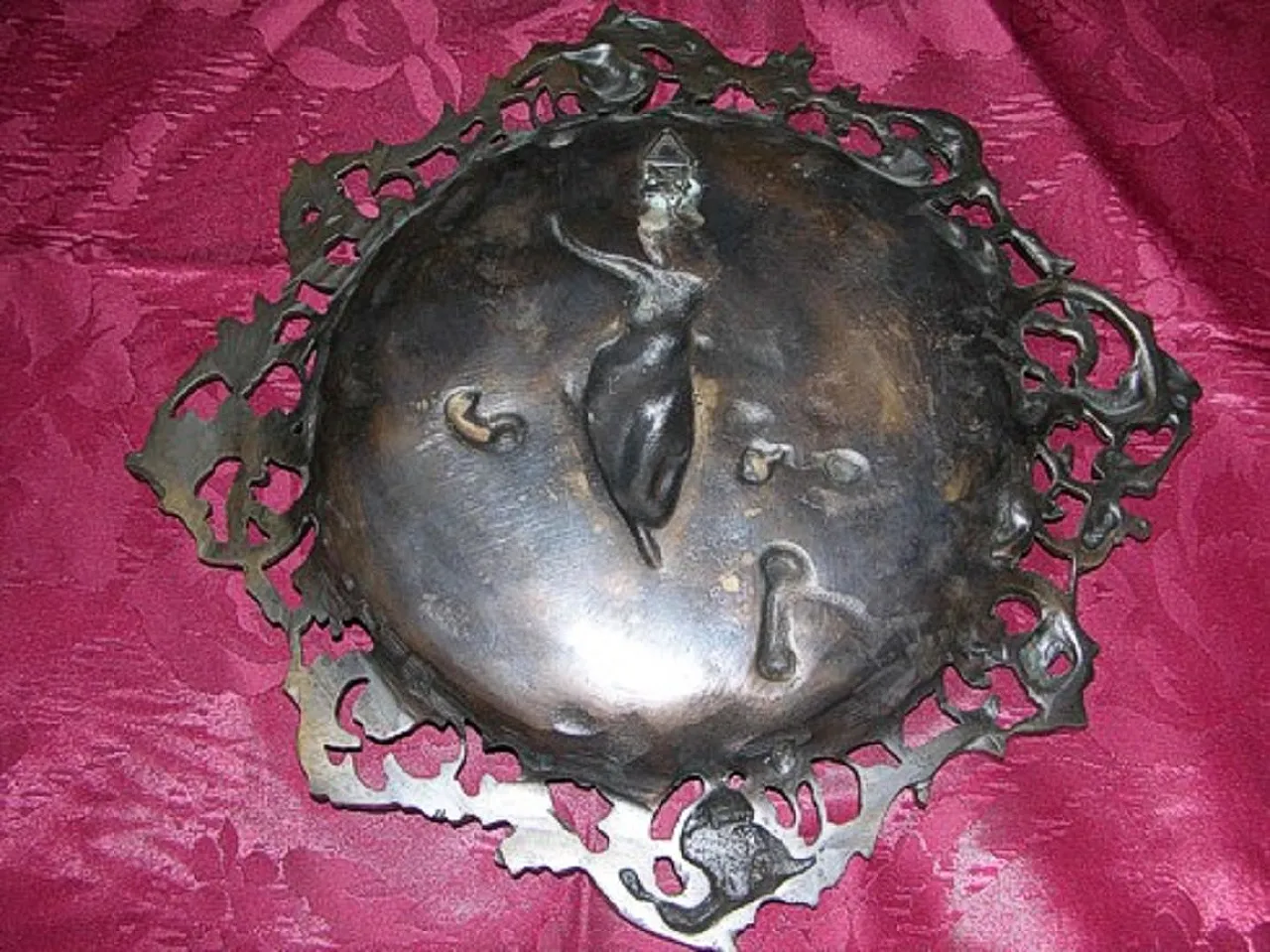 Piatto in bronzo cesellato sbalzato con primavera di Botticelli, '900 5