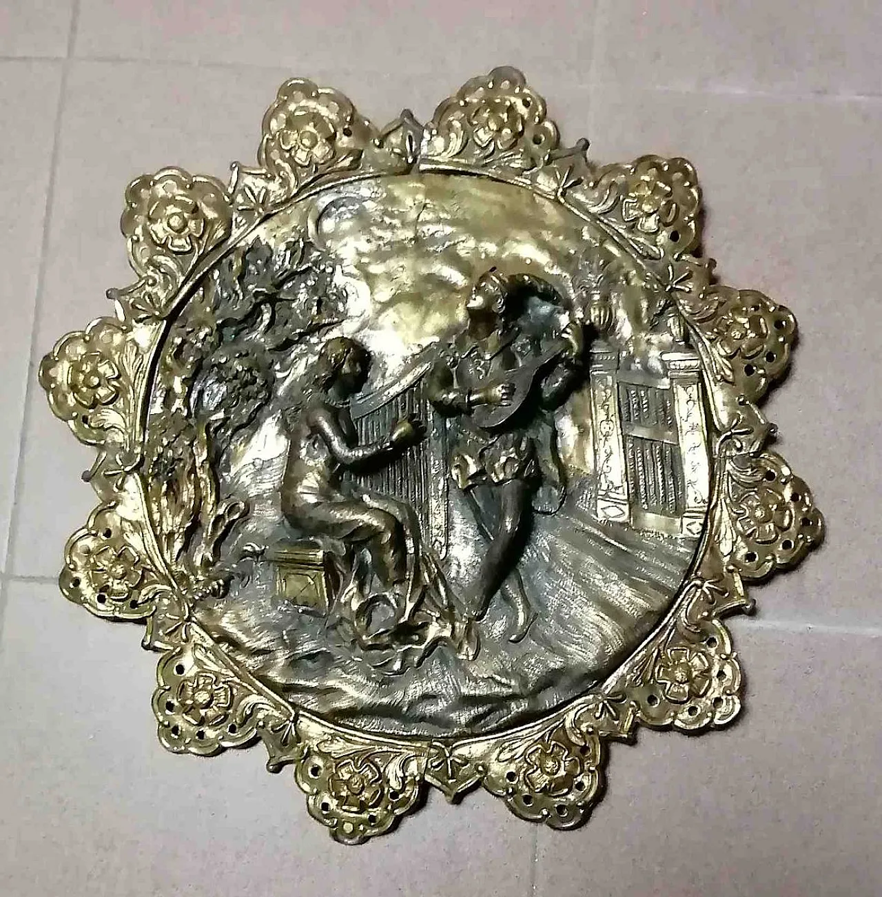 Piatto in bronzo sbalzato con decori musicisti e menestrelli, '900 1