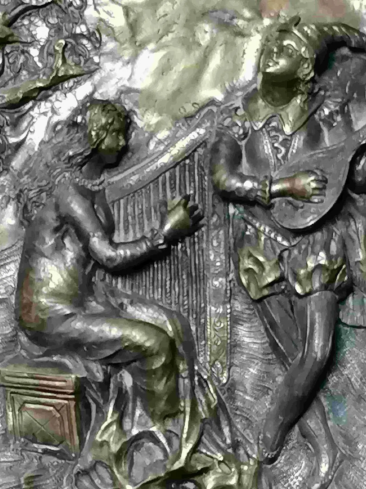 Piatto in bronzo sbalzato con decori musicisti e menestrelli, '900 2