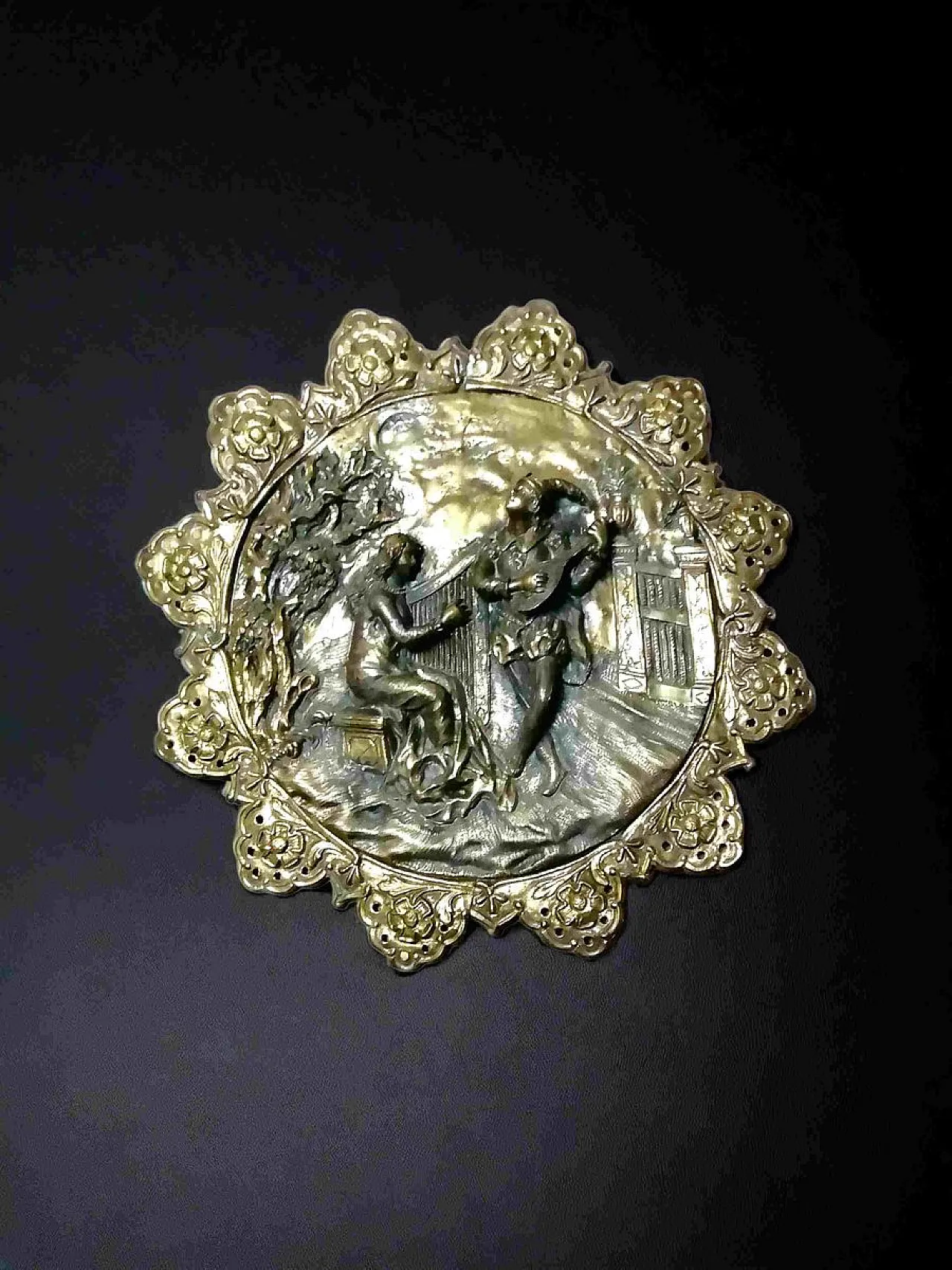 Piatto in bronzo sbalzato con decori musicisti e menestrelli, '900 3