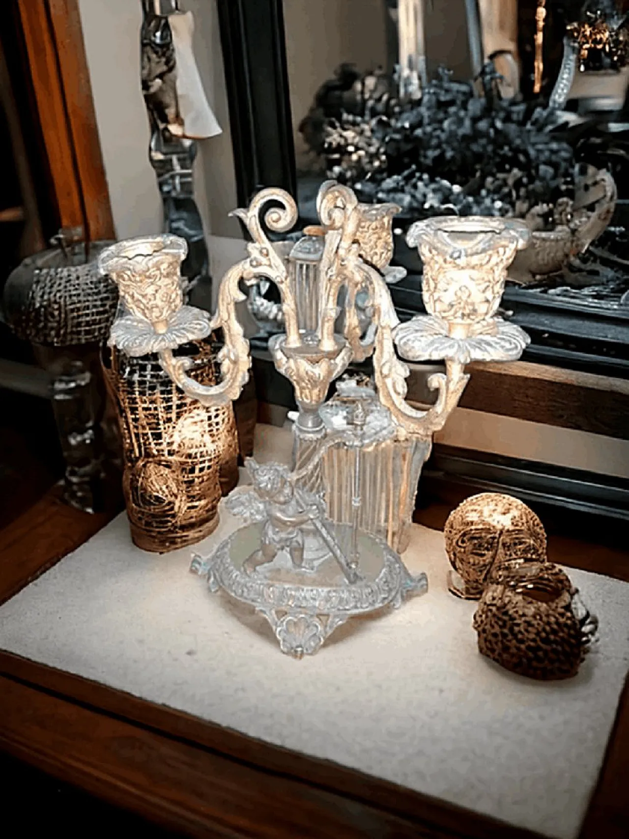 Candelabro in bronzo con putto e arpa, primo '900 1