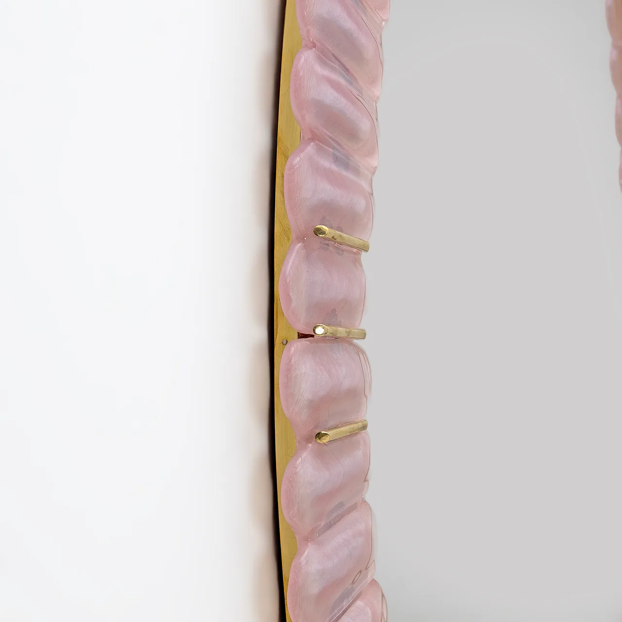 Specchio ovale in ottone e vetro di Murano rosa soffiato, 2000 3