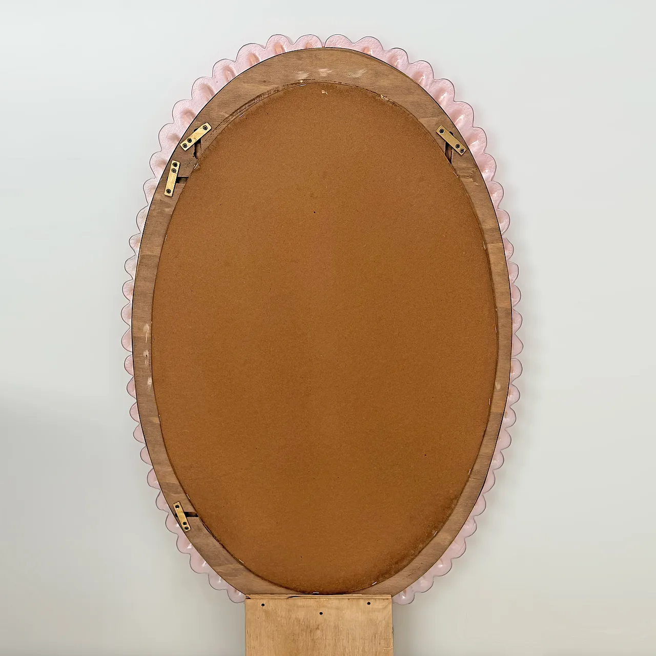 Specchio ovale in ottone e vetro di Murano rosa soffiato, 2000 11